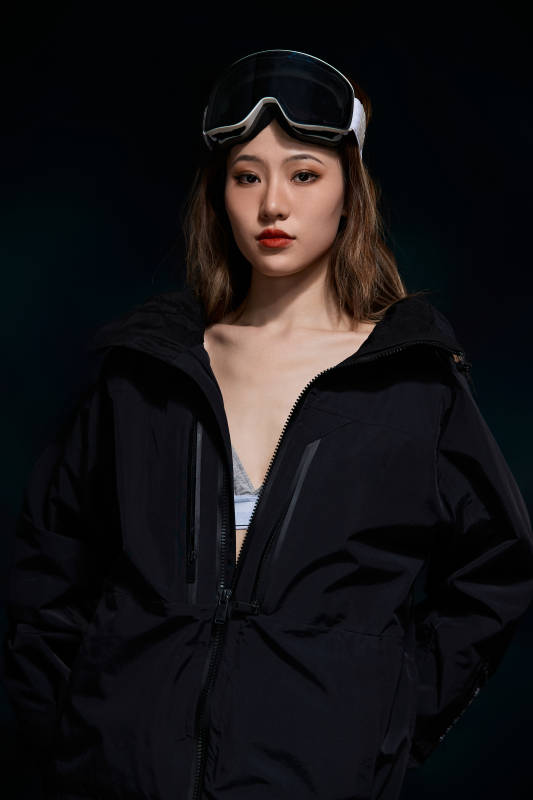 穿戴齐全单板滑雪装备的亚洲美女图片