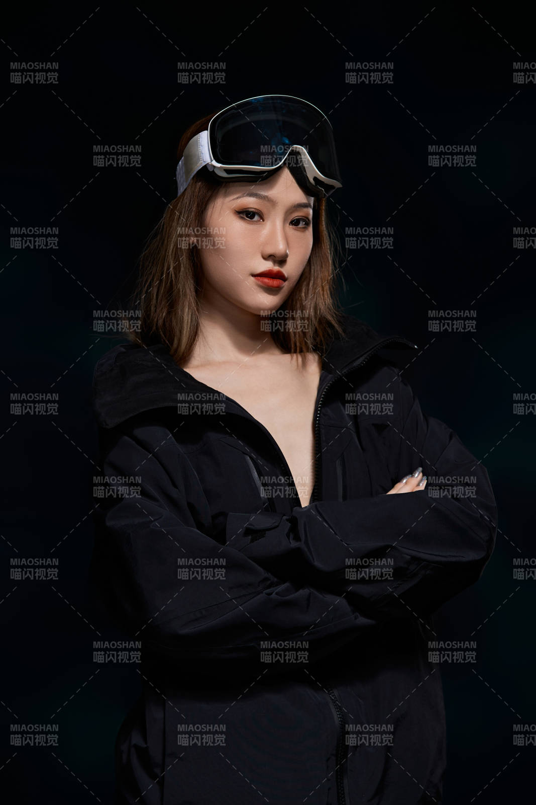 穿戴齐全单板滑雪装备的亚洲美女图片