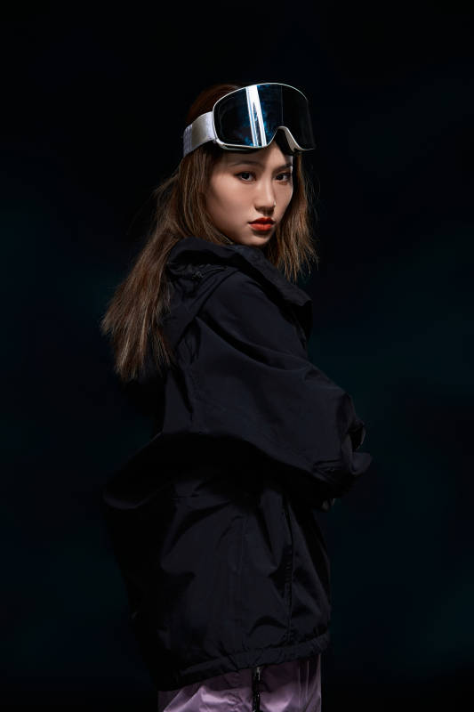 穿戴齐全单板滑雪装备的亚洲美女图片