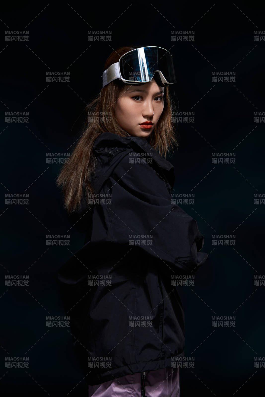 穿戴齐全单板滑雪装备的亚洲美女图片