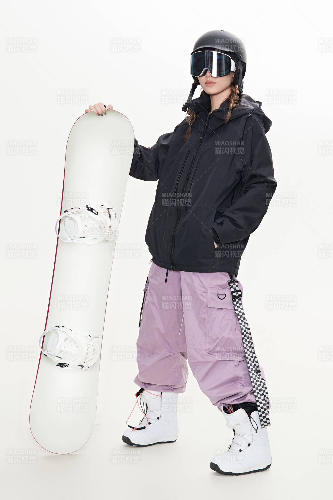 穿戴齐全单板滑雪装备的亚洲美女图片