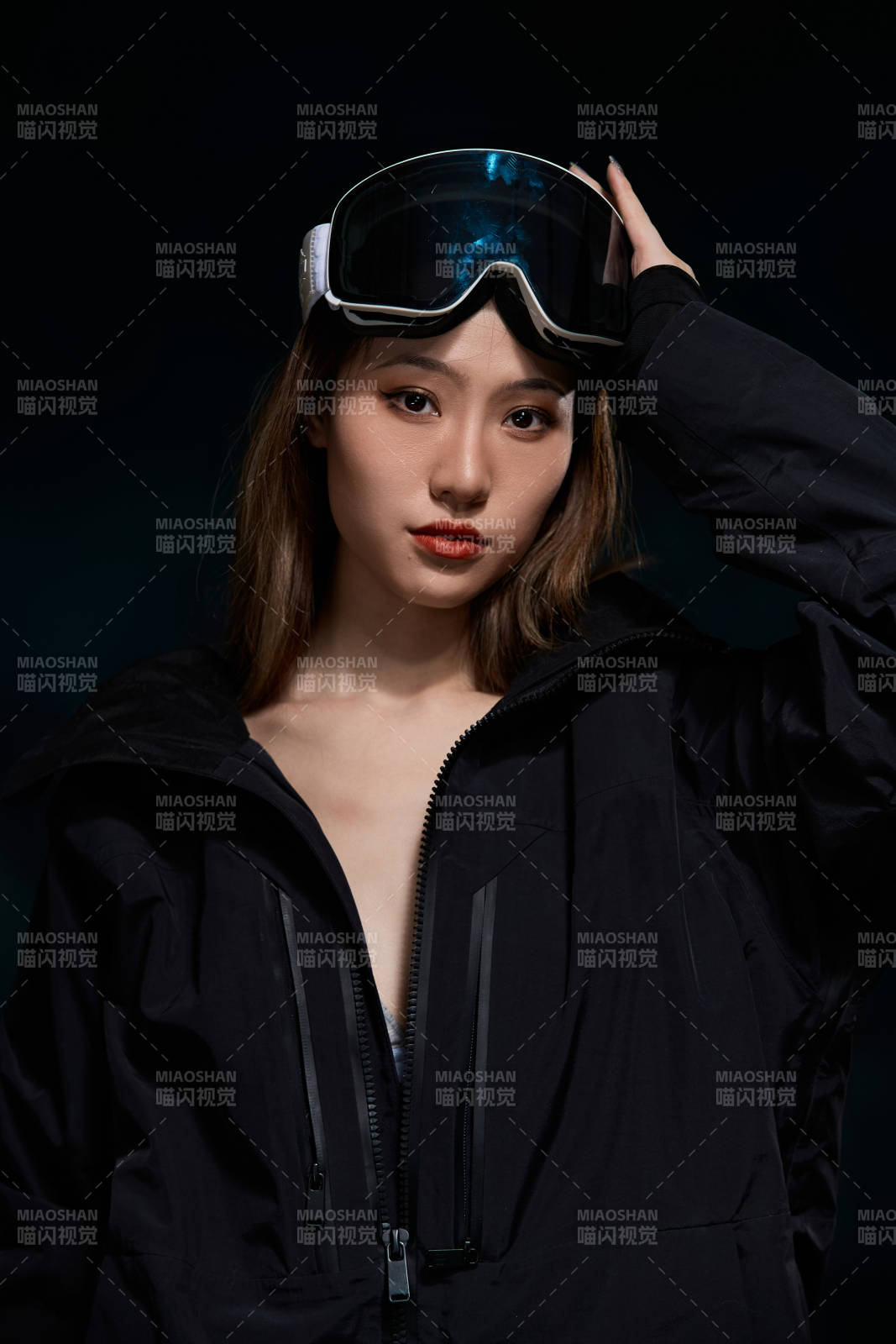 穿戴齐全单板滑雪装备的亚洲美女图片