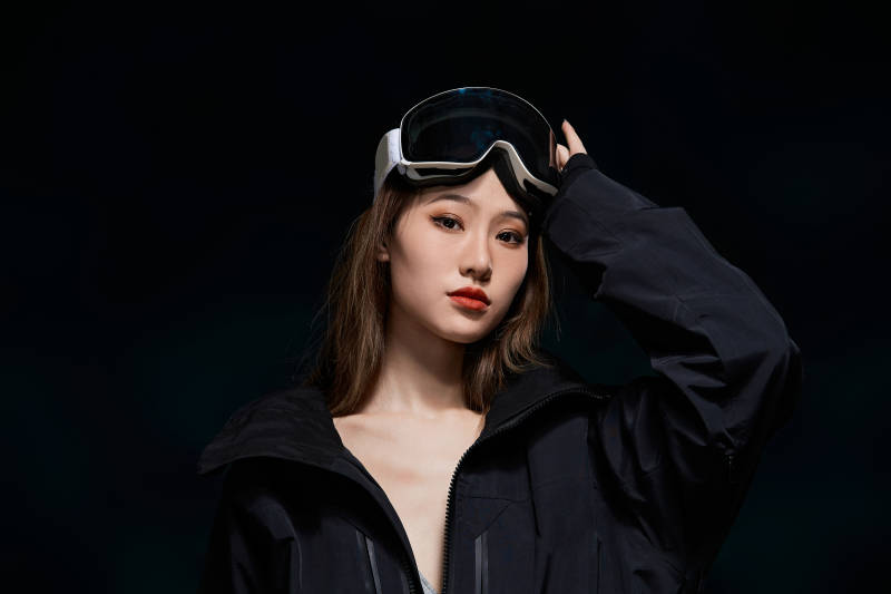 穿戴齐全单板滑雪装备的亚洲美女图片