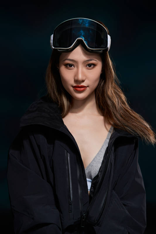 穿戴齐全单板滑雪装备的亚洲美女图片