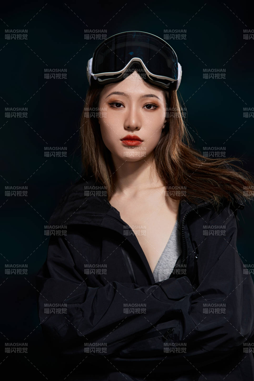 穿戴齐全单板滑雪装备的亚洲美女图片