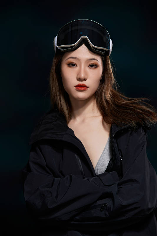 穿戴齐全单板滑雪装备的亚洲美女图片