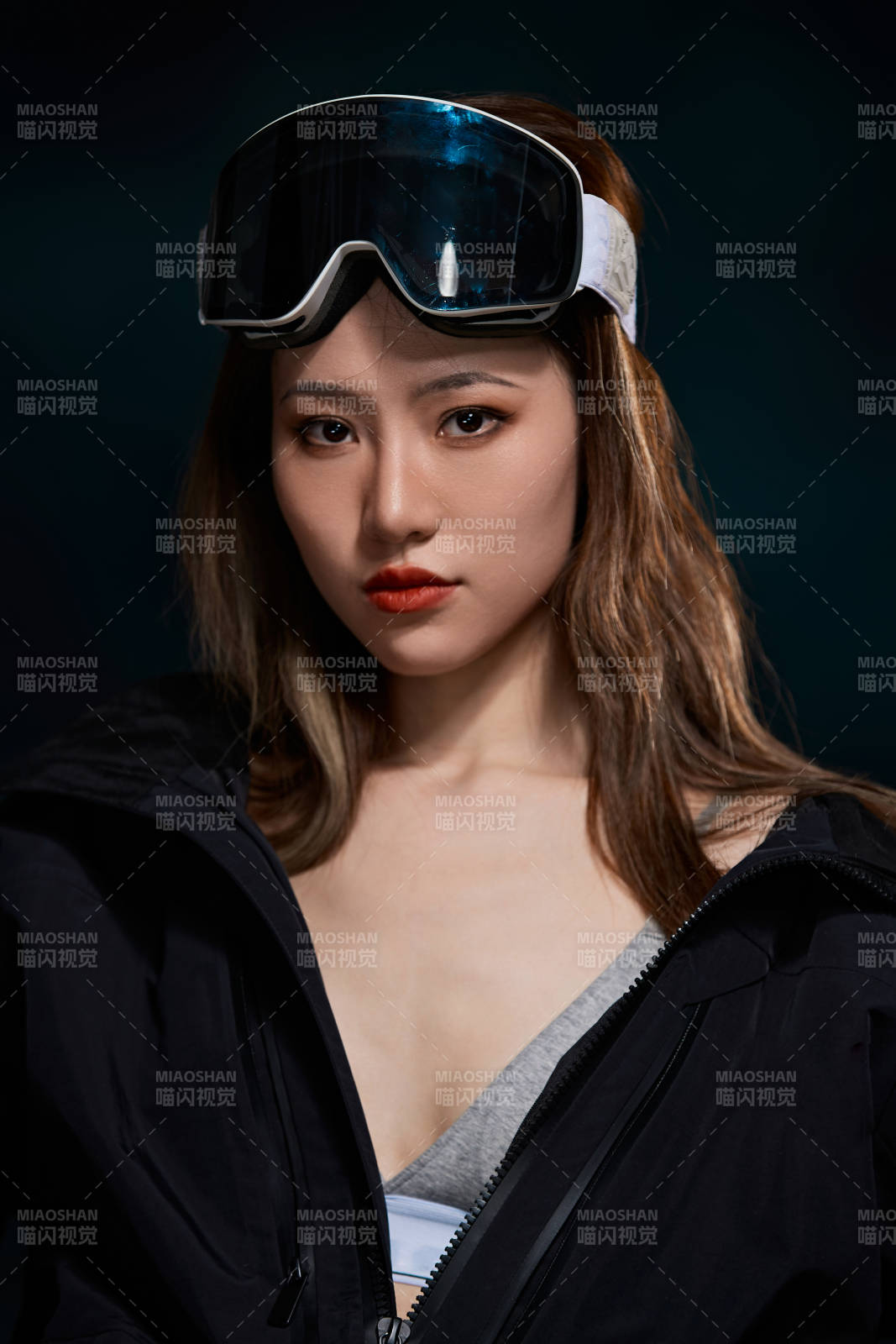 穿戴齐全单板滑雪装备的亚洲美女图片