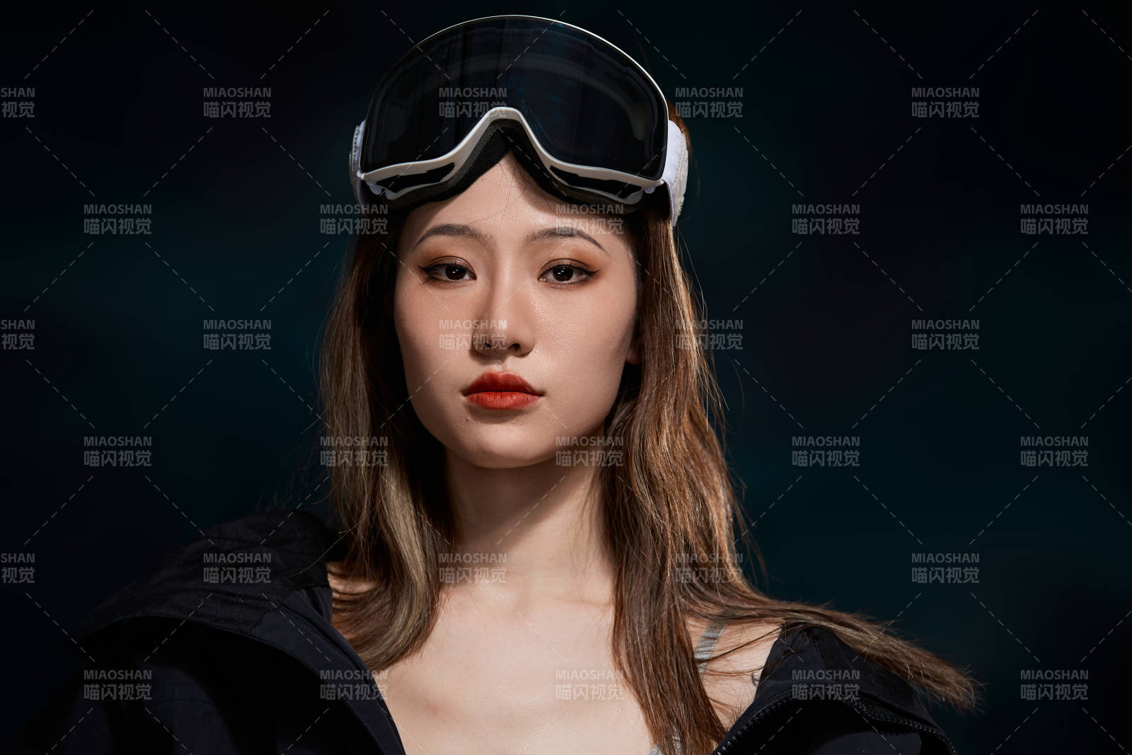 穿戴齐全单板滑雪装备的亚洲美女图片