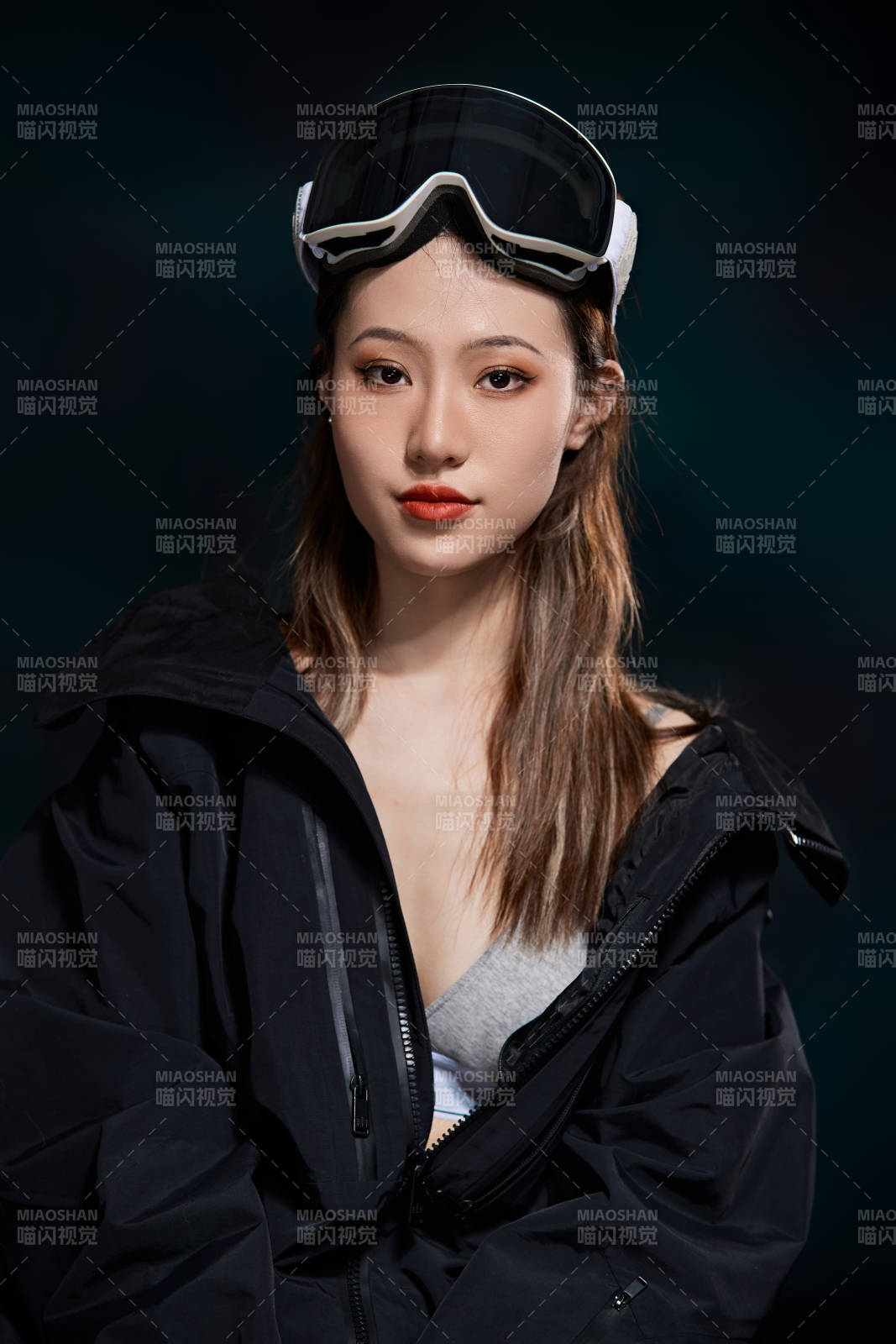 穿戴齐全单板滑雪装备的亚洲美女图片