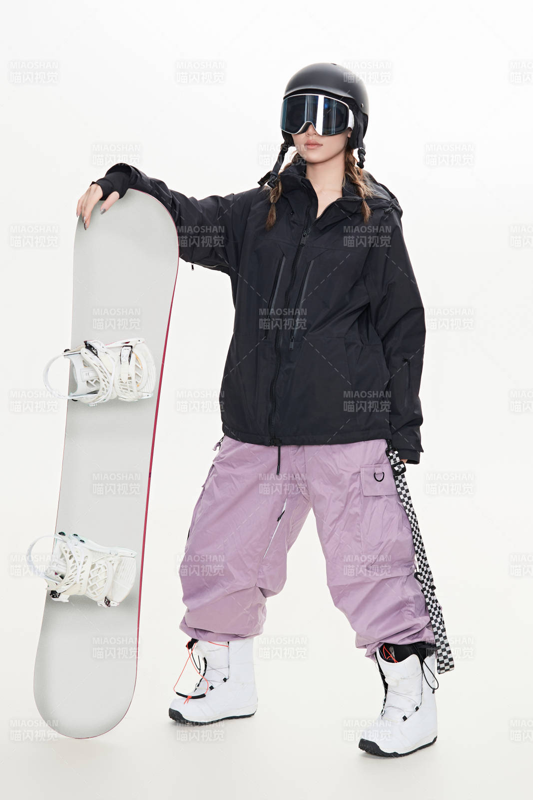 穿戴齐全单板滑雪装备的亚洲美女图片