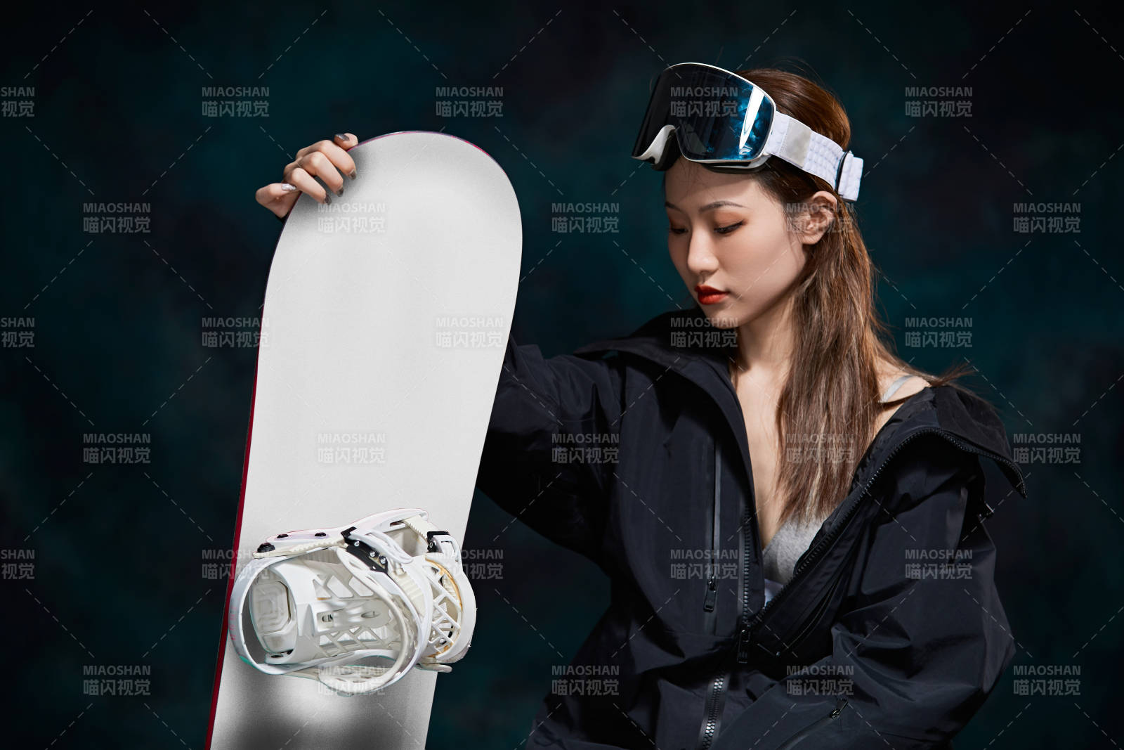 穿戴齐全单板滑雪装备的亚洲美女图片