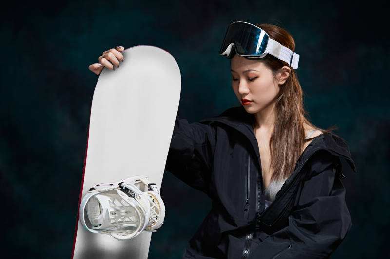 穿戴齐全单板滑雪装备的亚洲美女图片