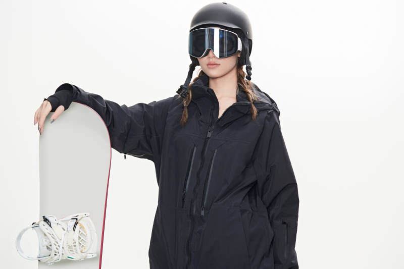 穿戴齐全单板滑雪装备的亚洲美女图片