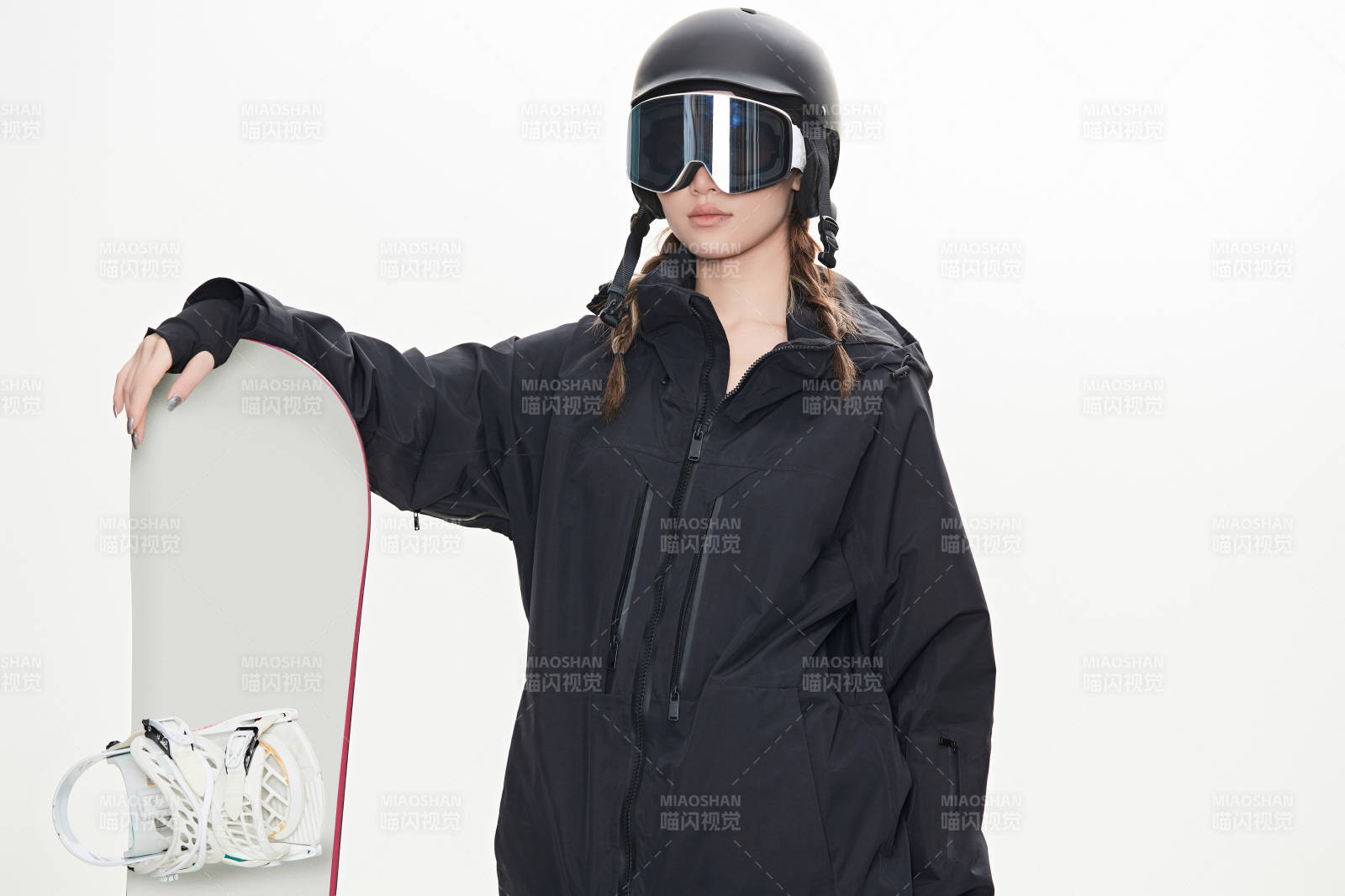 穿戴齐全单板滑雪装备的亚洲美女图片