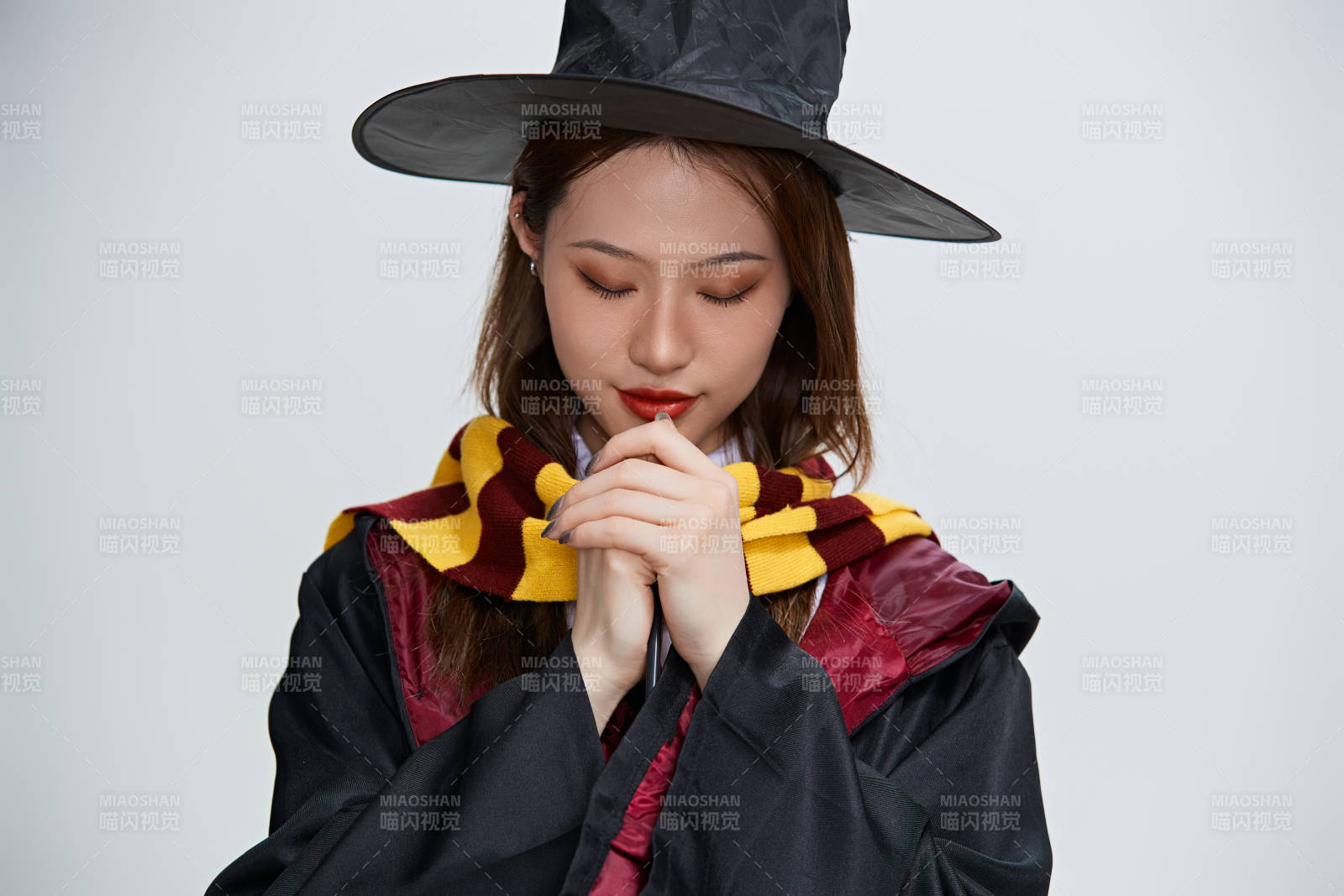 哈利波特角色扮演的亚洲美女图片