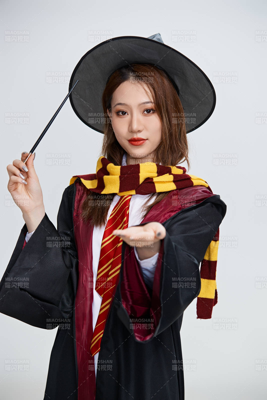 哈利波特角色扮演的亚洲美女图片