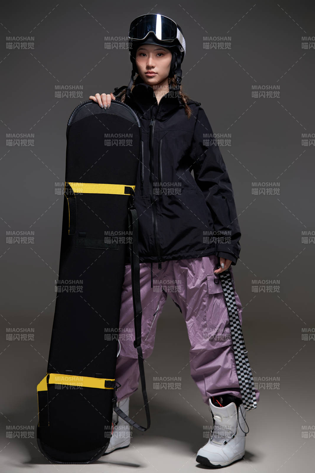 穿戴齐全单板滑雪装备的亚洲美女图片