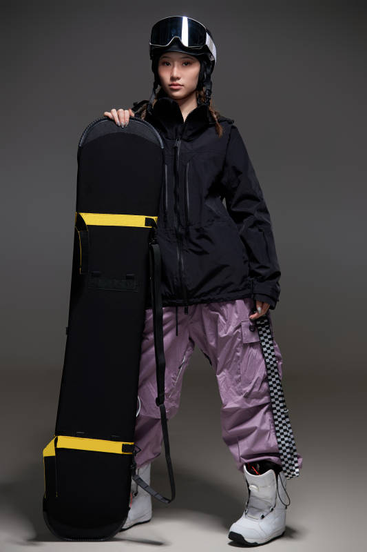 穿戴齐全单板滑雪装备的亚洲美女图片