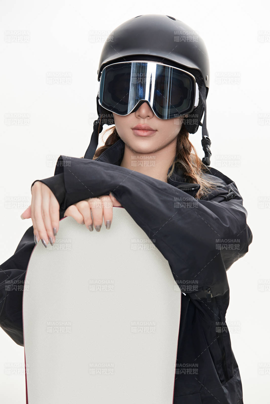 穿戴齐全单板滑雪装备的亚洲美女图片