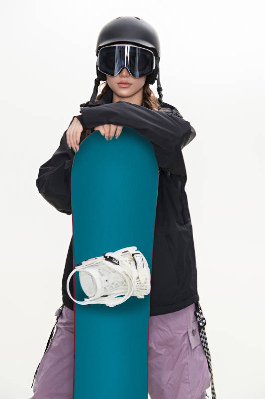 穿戴齐全单板滑雪装备的亚洲美女图片