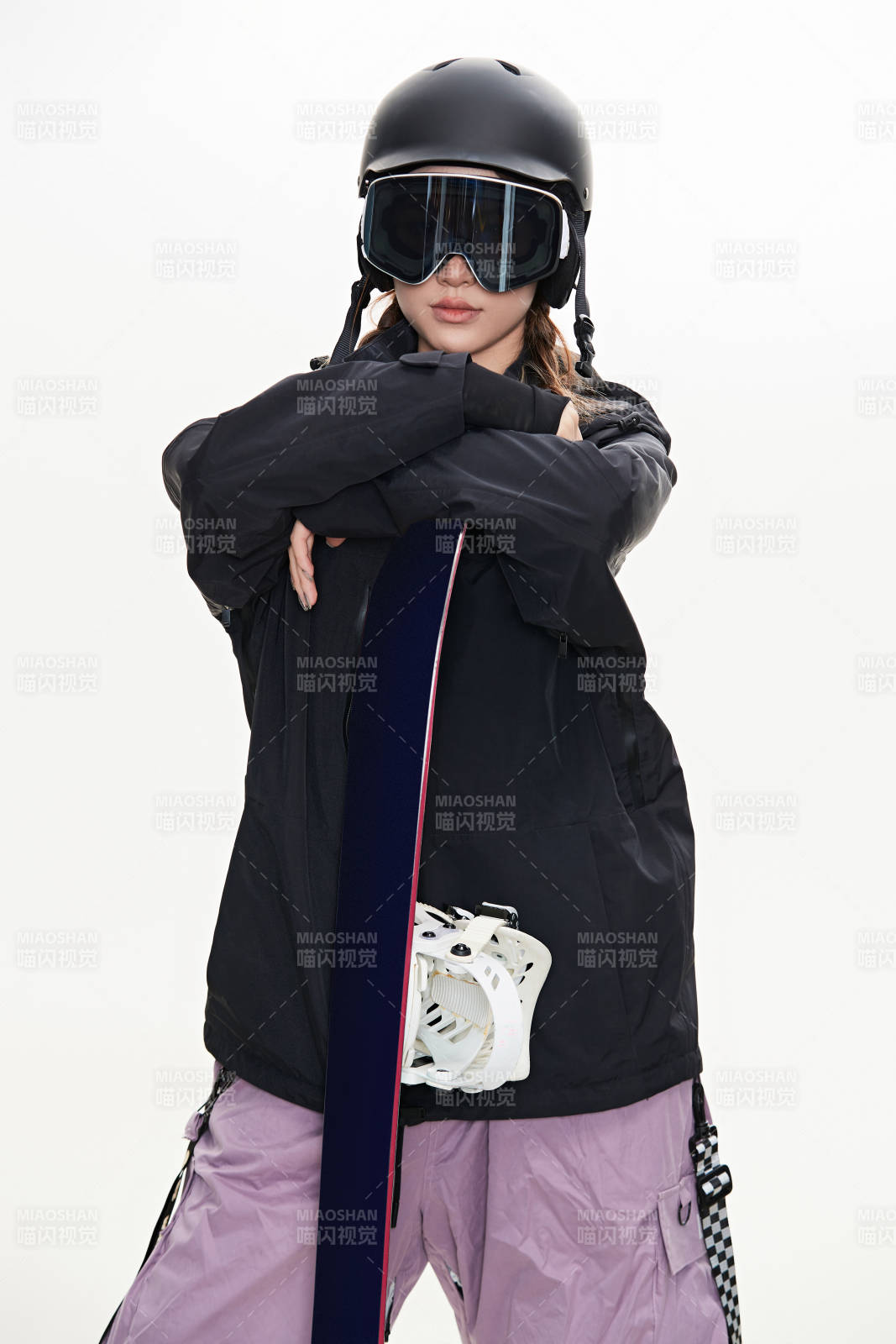 穿戴齐全单板滑雪装备的亚洲美女图片