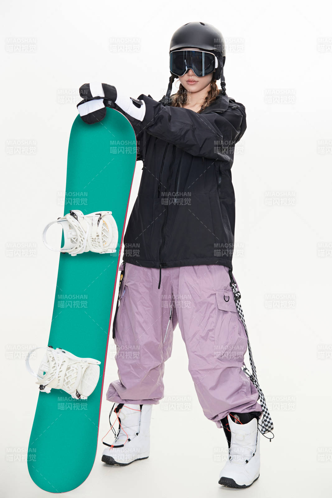 穿戴齐全单板滑雪装备的亚洲美女图片