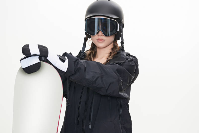 穿戴齐全单板滑雪装备的亚洲美女图片