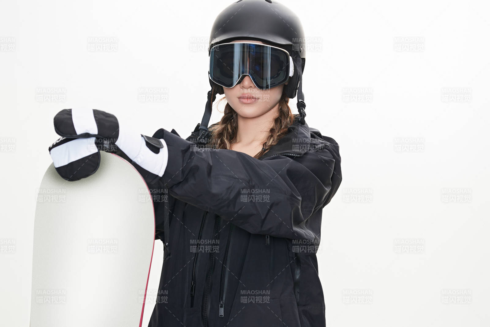 穿戴齐全单板滑雪装备的亚洲美女图片
