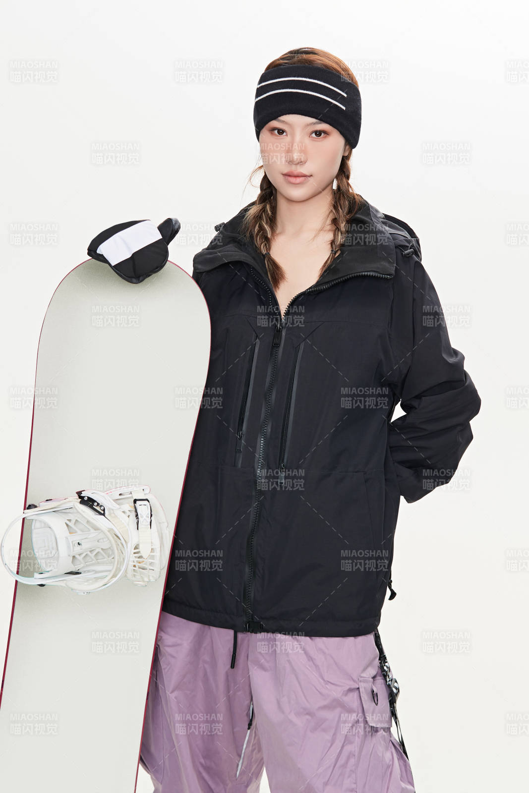 穿戴齐全单板滑雪装备的亚洲美女图片