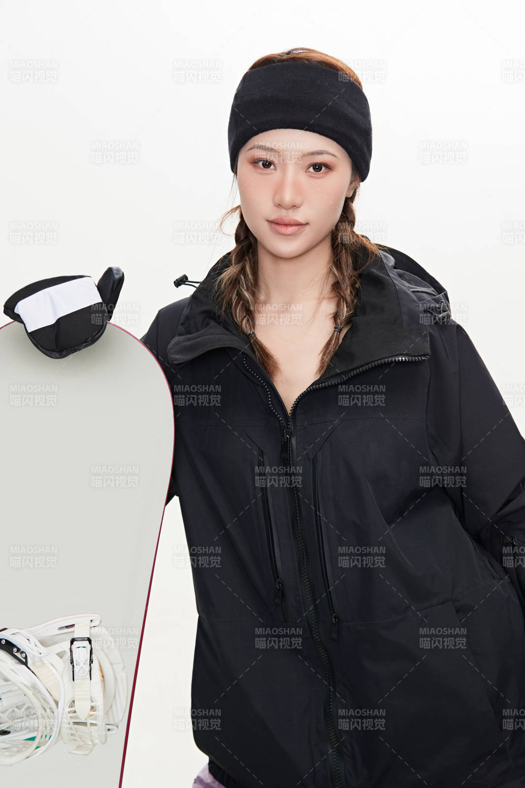 穿戴齐全单板滑雪装备的亚洲美女图片