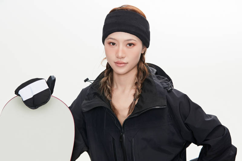 穿戴齐全单板滑雪装备的亚洲美女图片