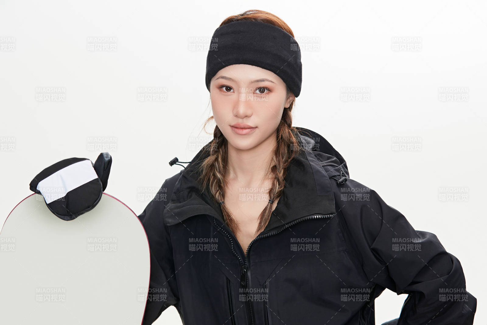 穿戴齐全单板滑雪装备的亚洲美女图片