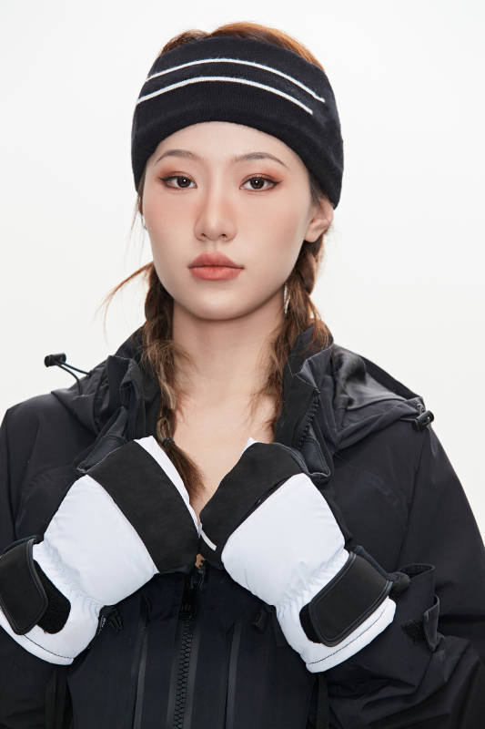 穿戴齐全单板滑雪装备的亚洲美女图片