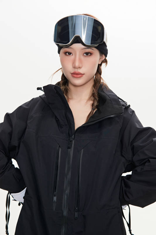 穿戴齐全单板滑雪装备的亚洲美女图片