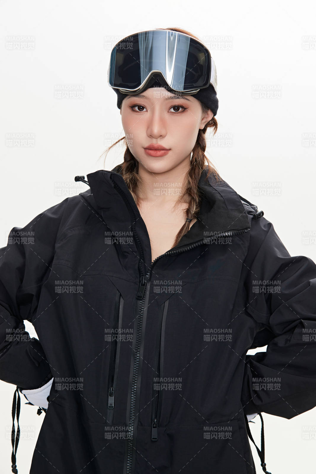 穿戴齐全单板滑雪装备的亚洲美女图片