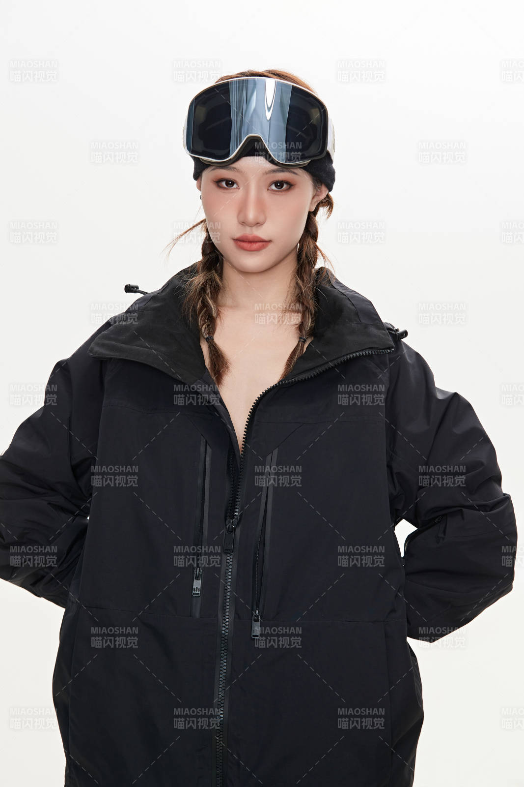 穿戴齐全单板滑雪装备的亚洲美女图片