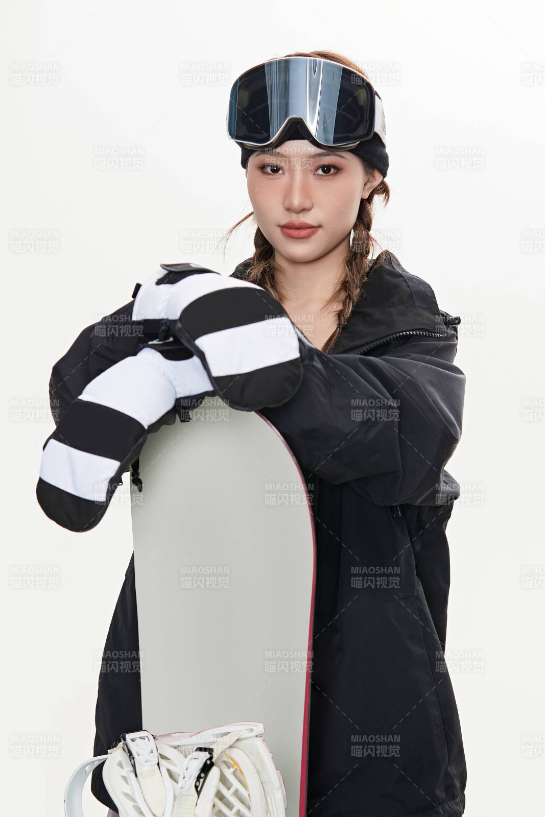 穿戴齐全单板滑雪装备的亚洲美女图片