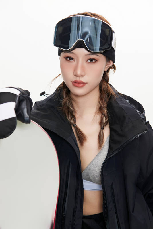 穿戴齐全单板滑雪装备的亚洲美女图片