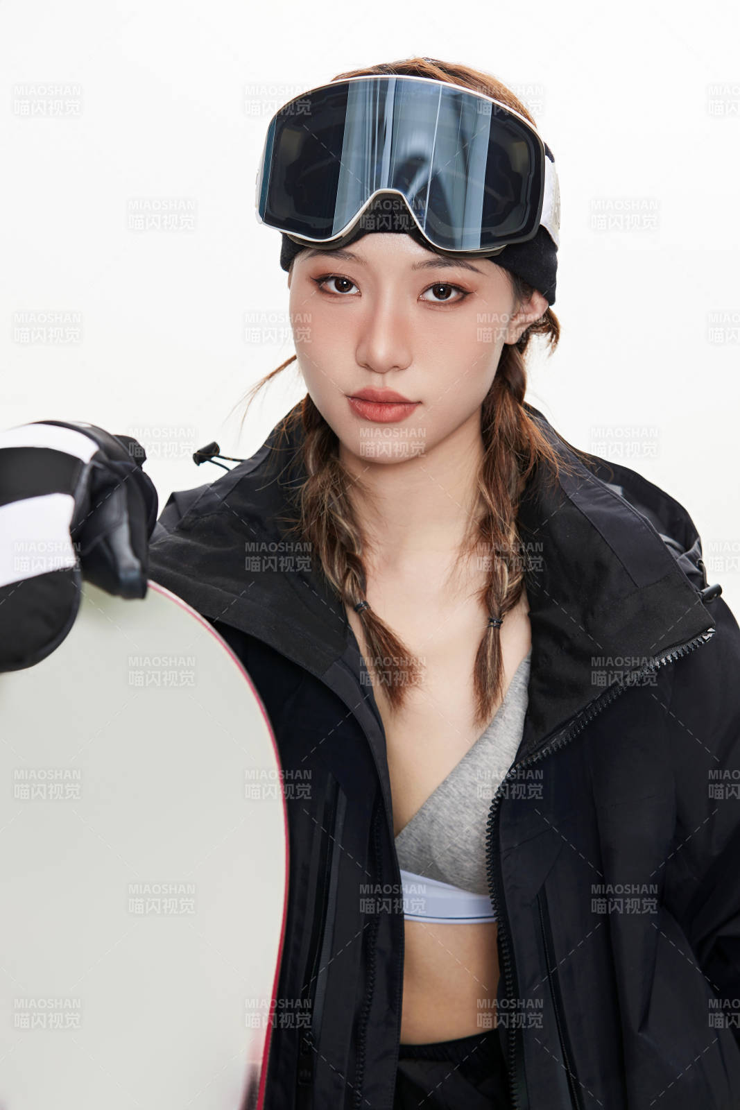 穿戴齐全单板滑雪装备的亚洲美女图片