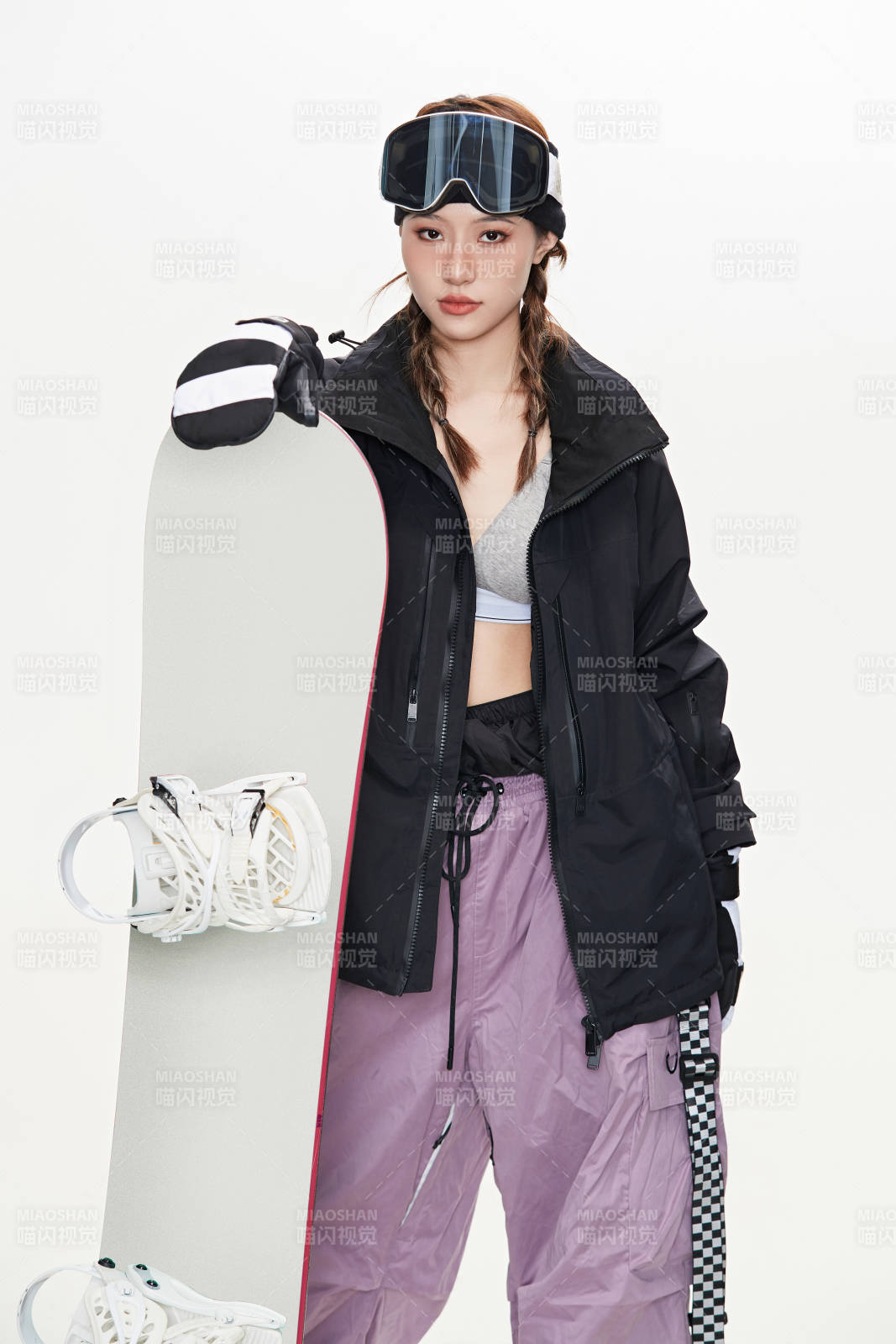 穿戴齐全单板滑雪装备的亚洲美女图片