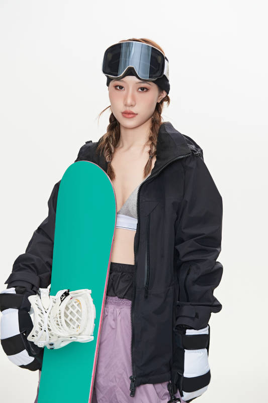 穿戴齐全单板滑雪装备的亚洲美女图片