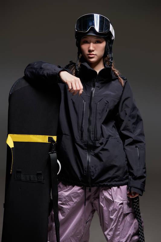 穿戴齐全单板滑雪装备的亚洲美女图片