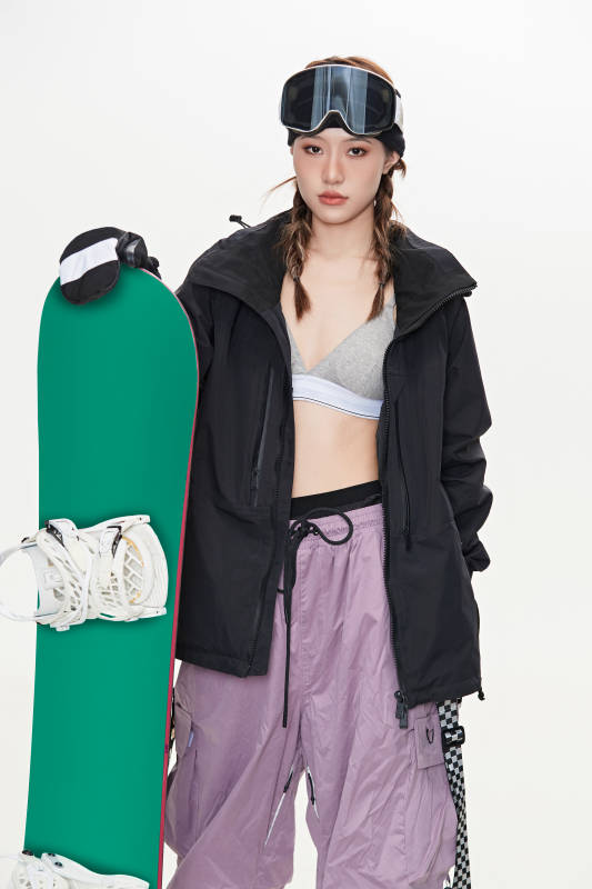 穿戴齐全单板滑雪装备的亚洲美女图片