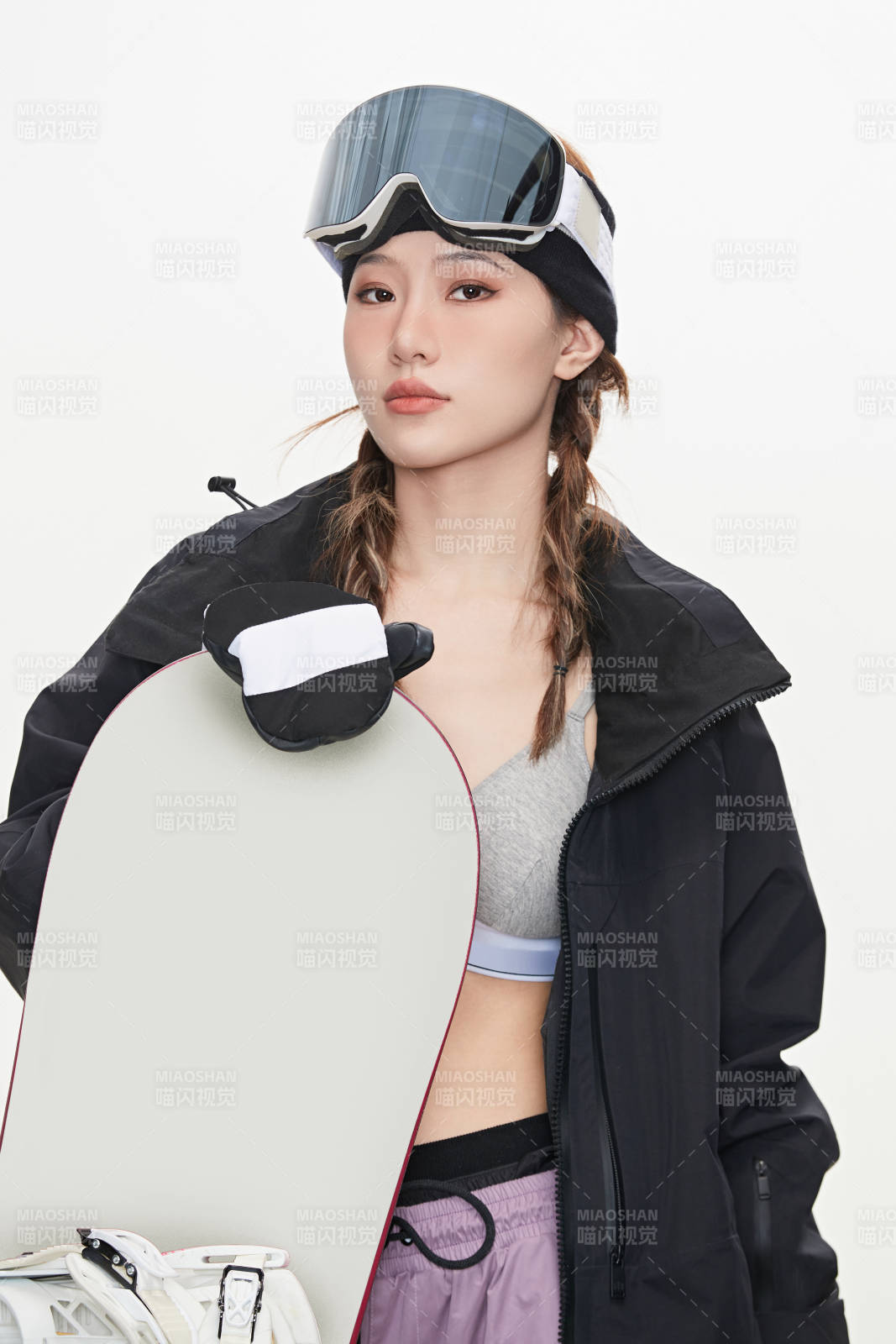 穿戴齐全单板滑雪装备的亚洲美女图片