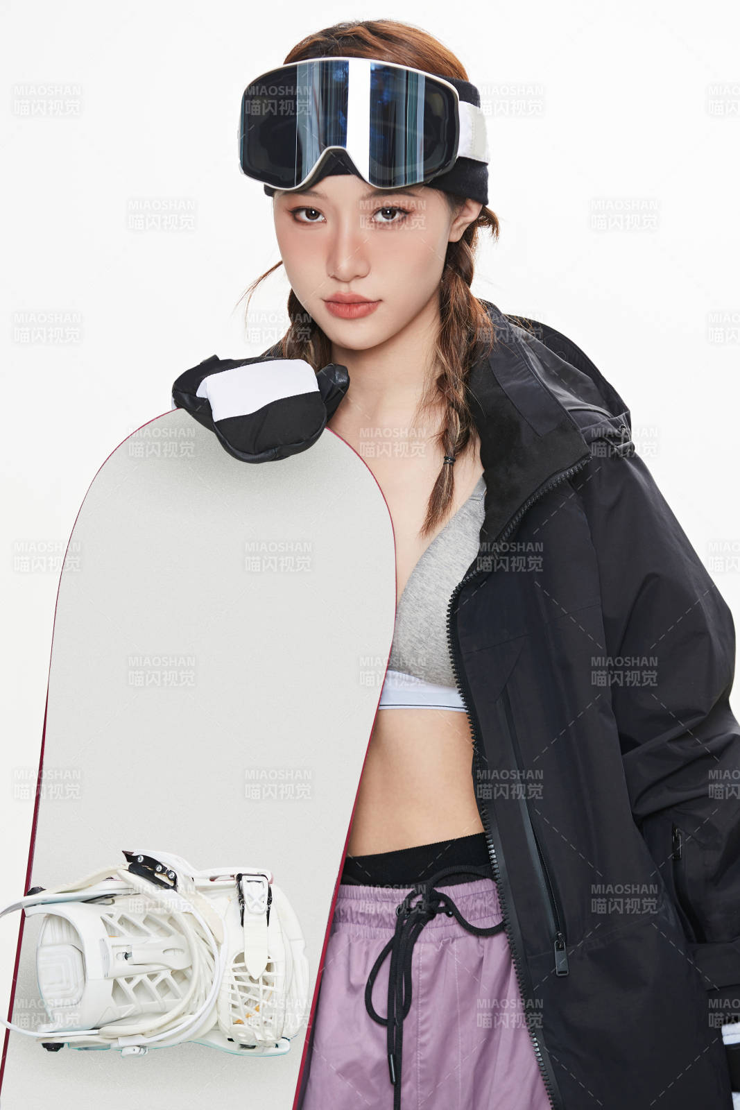 穿戴齐全单板滑雪装备的亚洲美女图片