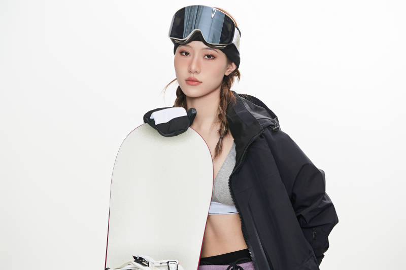 穿戴齐全单板滑雪装备的亚洲美女图片