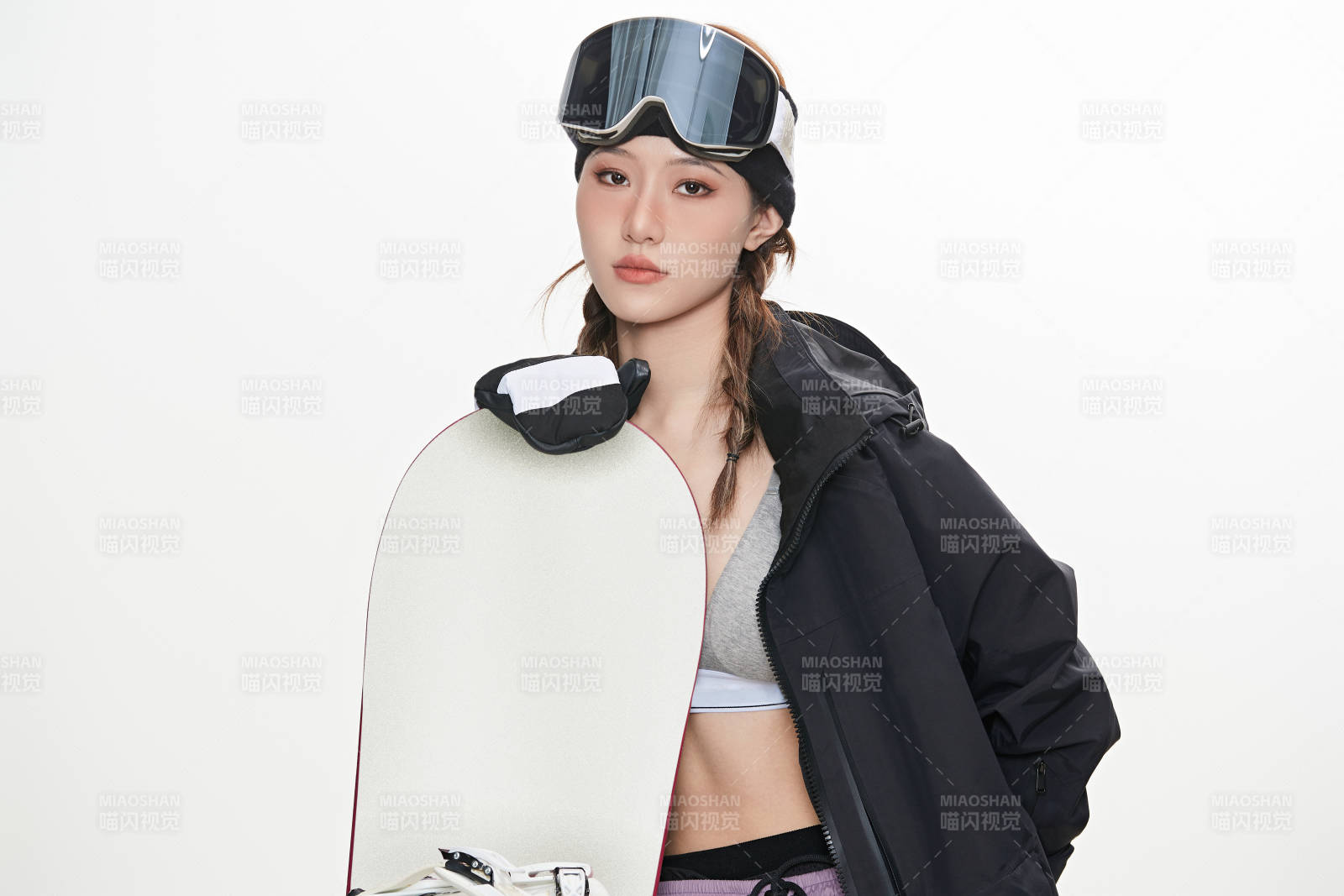 穿戴齐全单板滑雪装备的亚洲美女图片