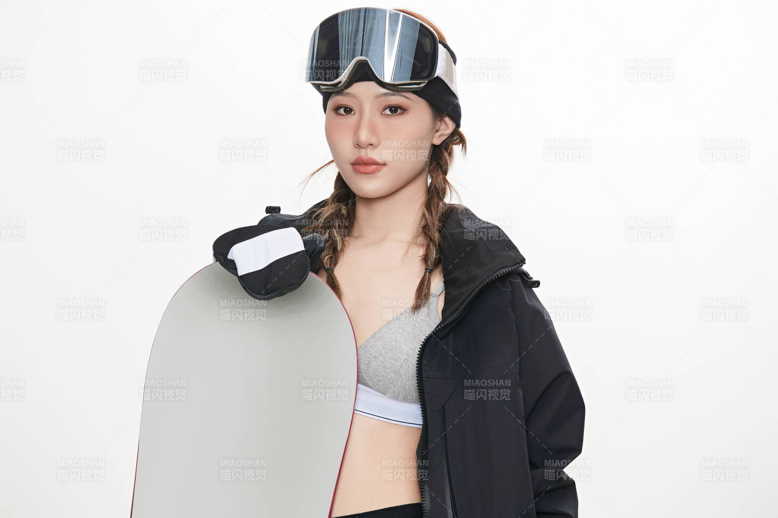 穿戴齐全单板滑雪装备的亚洲美女图片