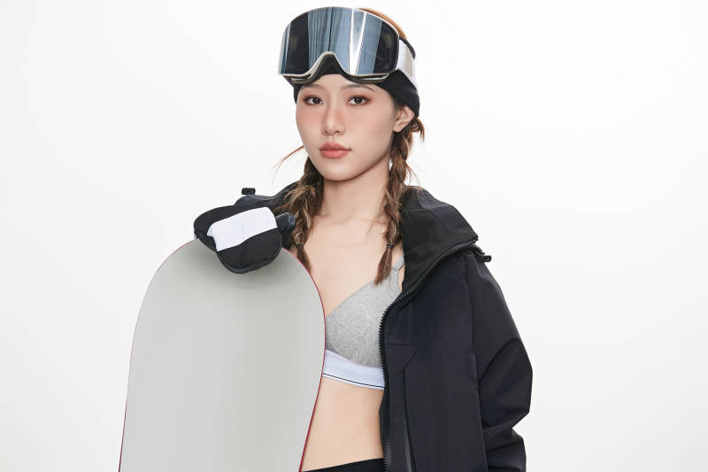 穿戴齐全单板滑雪装备的亚洲美女图片