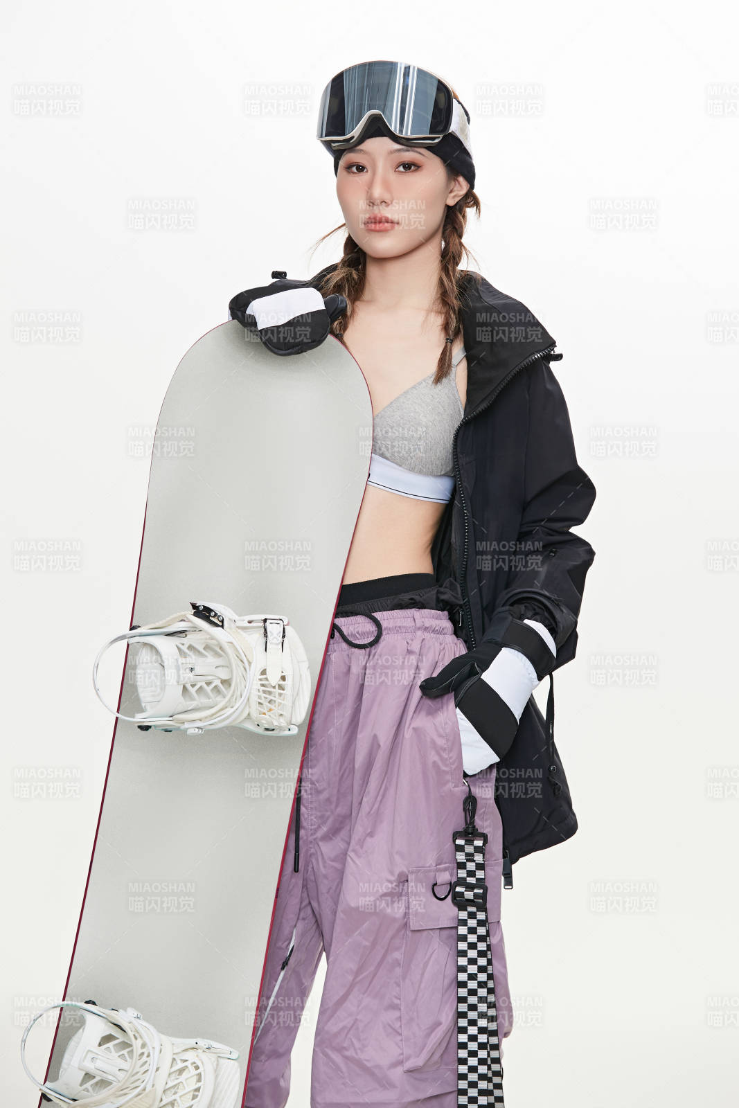 穿戴齐全单板滑雪装备的亚洲美女图片